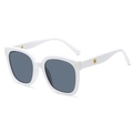 Gafas de sol cuadradas blancas elegantes con lentes oscuras y detalles dorados - Montura Blanca Lente Gris
