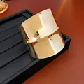Brazalete de bambú dorado ancho con acabado de espejo pulido y detalles irregulares - Brazalete Ancho Estilo Bambú (HB1902) / Dorado
