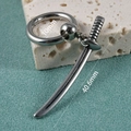 Dettaglio orecchini a spada gotica argentata, dimensioni 40,6mm di lunghezza e 10mm anello - Spada Katana