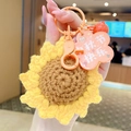 Handgestrickter Sonnenblumen Schlüsselanhänger mit roter Glocke für Taschenanhänger - Frohes Mondfest Feier