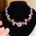 Gros plan détaillé du collier floral avec pierres rouges et cristaux sur buste velours - Collier feuille de fleur (6#) / Argent/Marron