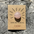 Détail de la pierre de quartz rose sur carte-cadeau en kraft avec texte YOU'RE A REAL GEM - Quartz rose