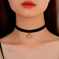 Primo piano di un choker di velluto nero con pendente a fiocco dorato sul collo - Stile Fiocco Regalo 3D (Decorative Ball A-780)
