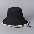 Détail d'un chapeau de soleil en lin noir avec bord beige et cordon coupe-vent réglable - M(56-58cm) / Noir
