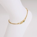 Detail van gouden dubbellaagse enkelband met infinity-symbool en boze oog bedel en kralen - Groene Enkelband