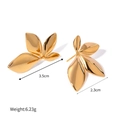 Boucles d'oreilles élégantes en forme de feuille dorée en acier titane avec éclat poli - Boucles d'Oreilles en Forme de Feuille Dorée