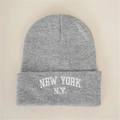 Graue Strickmütze mit New York Stickerei für Wärme und lässigen Outdoor-Style - Bestickt NEW YORK N.Y. / Grau