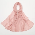 Rosa Schal aus Chiffon mit glänzender Plissee-Struktur in Ringform auf weißem Grund - 180x70cm / Altrosa