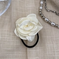 Elegante haarelastiek met witte camelliabloem en zwart elastiek in Franse vintage stijl - Melkwit (Haarelastiekje)