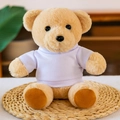 Schattige lichtbruine teddybeer knuffel met een wit t-shirt op een ronde geweven mat - 22cm / Zittende beer - Wit T-shirt