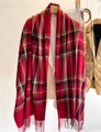 Dettaglio di una morbida sciarpa scozzese rossa con frange classiche su blazer bianco - Plaid Rosso (WT61-4)