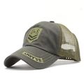 Dettaglio del cappellino mesh mimetico verde militare con ricamo U.S. ARMY e chiusura - Regolabile / Verde Militare
