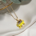 Collana con ciondolo elefante dorato con smalto giallo e zirconi arcobaleno colorati - Elefante Giallo / Giallo