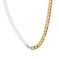 Collier chic à maillons cubains dorés avec perles blanches sur fond blanc minimaliste - Or (KN229614-Z)