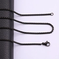 Dettaglio di una collana a catena veneziana in acciaio al titanio nero con chiusura a moschettone - 45cm / 2.0mm / Nero