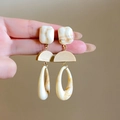 Orecchini geometrici in legno e resina tenuti in mano per mostrare dimensioni e dettagli - Bianco (Perno in Argento Sterling 925)