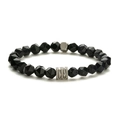 Détail macro des perles d'onyx facettées et pierres de carte sur un bracelet homme en inox - Agate noire