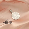 Zilveren ronde kruishanger van roestvrij staal met afmetingen op een roze satijnen doek - Staalkleur