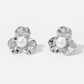 Dettaglio di orecchini a fiore con perle bianche e petali in argento martellato - Orecchini a Lobo con Perla a Fiore Argentato (D3153)