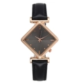 Macro d'un boîtier de montre losange or rose minimaliste avec un bracelet élégant en cuir noir - Noir