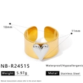 Dettaglio macro dell'anello largo in acciaio dorato con cuore argento e misure - Stile Base Oro Cuore Argento (NB-R24515)