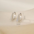 Détail de boucles d'oreilles triangle argentées, hauteur 1,7 cm et largeur 0,9 cm - Une Paire / Or Blanc (E071317bkb)
