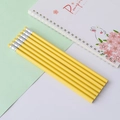 Set van 7 gele macaron HB potloden met bijpassende gummetjes op een lichte basis - Geel / HB