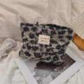 Détail de la trousse de maquillage pelucheuse à motif léopard avec fermeture éclair - Léopard Gris