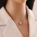Détail du collier en acier inoxydable doré avec pendentif en zircone cubique carrée - Blanc