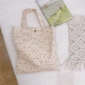 Vue détaillée de dessus d'un mini sac cabas en toile fleurie crème avec fermoir - Blanc Rose Fleuri