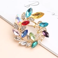 Bunte Kristall-Kranz-Brosche mit kleinen Diamanten auf goldener Legierungsbasis - Kranzform / Bunt 2 (Goldbasis/Regenbogen Kristall)