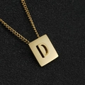 Collana con ciondolo quadrato dorato e lettera D maiuscola traforata in acciaio inox - Lettera D Oro (Con Catena)