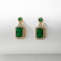 Détail macro de boucles d'oreilles vintage avec cristaux verts carrés et dorure de luxe - Tige en argent - Boucles d'oreilles géométriques vertes