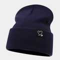 Détail montrant la maille côtelée et le patch double cœur sur le bonnet bleu marine - Taille unique / Style avec Étiquette Coeur / Bleu marine