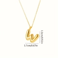 Dimensioni dettagliate del ciondolo lettera W dorata con larghezza 1,7 cm e altezza 1,3 cm - Lettera W