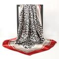 Sciarpa in seta con stampa leopardata, bordi rossi e motivi geometrici dorati di lusso - 90*90cm / Rosso