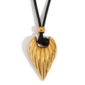 Collier avec pendentif cœur ailé plaqué or 18K et cordon noir sur fond blanc - Collier Cordon Cœur Plume de Sang - Or (N3349)