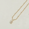 Elegante collana con ciondolo a lettera B dorata con perle bianche e catena a sfere - Lettera B