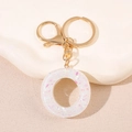 Porte-clés lettre O en résine pailletée blanche avec fermoir mousqueton doré chic - Lettre O