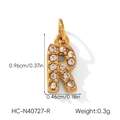 Détail macro du pendentif lettre R doré avec zircons en micro-pavage étincelants - Lettre R (HC-N40727-R)