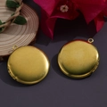 Pendentifs médaillons ronds dorés style vintage présentés sur bois et décorations florales - N°37 Médaillon Rond Uni Or (32.5*36mm)