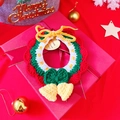 Dettaglio del collare natalizio per animali all'uncinetto con campanelli e fiocco - S / Bavaglino con Doppi Campanelli di Natale