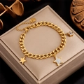 Pulsera de cadena en acero de titanio dorado con colgantes de estrellas sobre estuche - Estilo Colgante de Estrella Dorada con Diamantes de Imitación (B717)