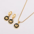 Dettaglio del set di gioielli d'oro con pendente a farfalla e sfondo di conchiglia nera - Ciondolo Farfalla Tondo (AML03832) / Oro