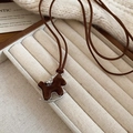 Dettaglio della collana a cavallo a dondolo con floccatura marrone e accenti in zircone - Cavallo a Dondolo Floccato Marrone Scuro (HN10851)