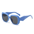 Occhiali da sole squadrati blu oversize con aste geometriche spesse e lenti scure - Montatura Blu Lenti Grigie