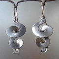 Orecchini a spirale gitani argentati con design geometrico artistico e gancio - Spirale Astratta