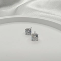 Dettaglio macro di orecchini a lobo con zirconi rotondi e montatura in argento S925 - Argento Zircone Bianco Stile A 4-Griffe