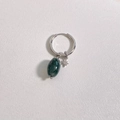 Créoles argentées avec pierre naturelle verte ovale et petits pendentifs en étoile - Style Texture Vert Foncé Argenté (DEP1733)