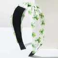 Dettaglio del cerchietto annodato con motivo a trifoglio verde su tessuto bianco - Stile Trifoglio Verde su Base Bianca (FG1089)
